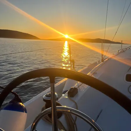 Sailing Escape Blue Spirit Croatia Ботель *
